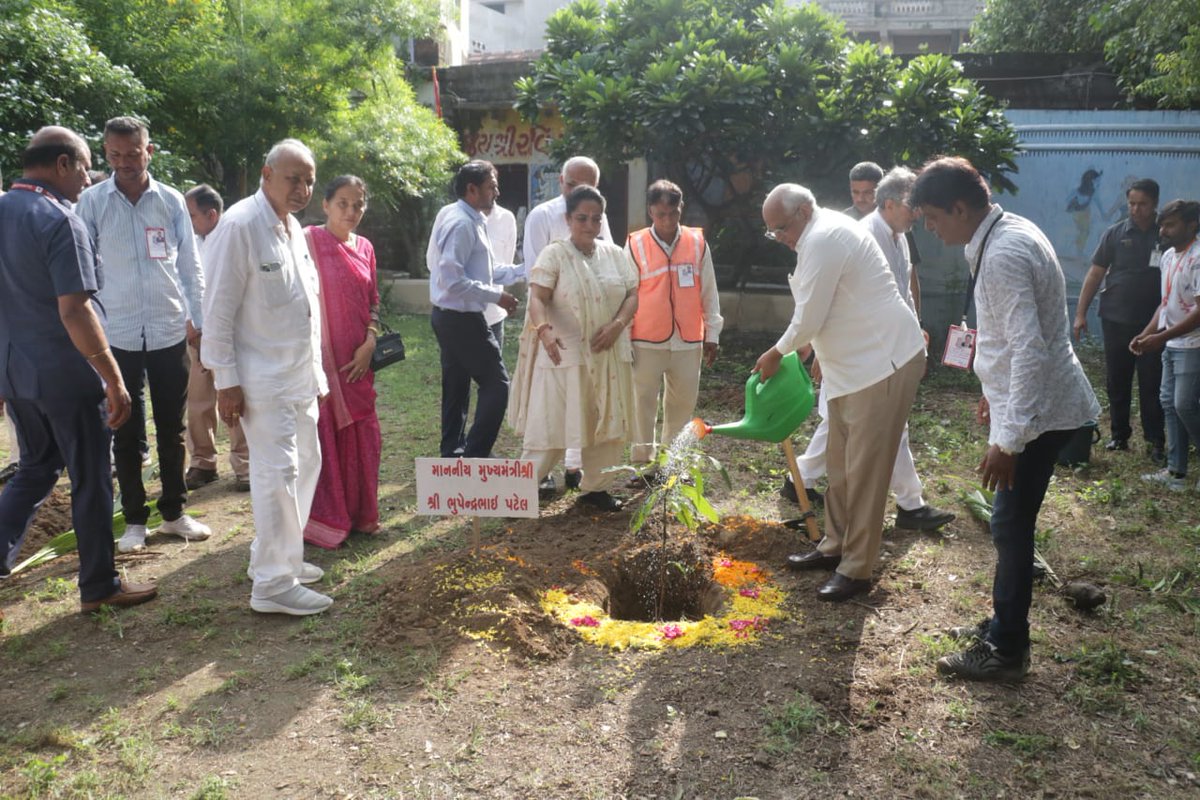માનનીય વડાપ્રધાન શ્રી નરેન્દ્રભાઈ મોદી પ્રેરિત #SwachhataHiSeva અભિયાન આહવાન અંતર્ગત મુખ્યમંત્રી શ્રી ભૂપેન્દ્રભાઈ પટેલે આજે પોરબંદરના સુદામા મંદિર ખાતે શ્રમદાન કરીને 'સ્વચ્છતા ત્યાં પ્રભુતા'નો મંત્ર આપનાર પૂજ્ય ગાંધીજીને તેમની જન્મજયંતીના અવસરે સ્વચ્છાંજલી અર્પણ કરી હતી.