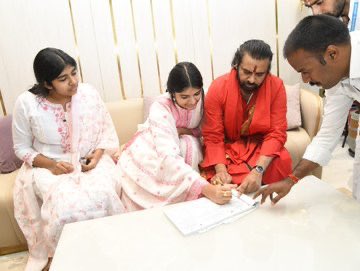 JSPVeeraMahila's tweet photo. ఉప ముఖ్యమంత్రి శ్రీ @PawanKalyan గారి చిన్న కుమార్తె పలీనా అంజని కొణిదెల తిరుమల శ్రీవారి దర్శనానికి డిక్లరేషన్ ఇచ్చారు. టిటిడి ఉద్యోగులు తీసుకువచ్చిన డిక్లరేషన్ పత్రాలపై సంతకాలు చేశారు. పలీనా అంజని మైనర్ అయినందున తండ్రిగా శ్రీ పవన్ కళ్యాణ్ గారు కూడా ఆ పత్రాలపై సంతకాలు చేశారు.

#ధర్మో_రక్షతి_రక్షితః
#OmNamoNarayanaya #SanatanaDharmaRakshanaBoard