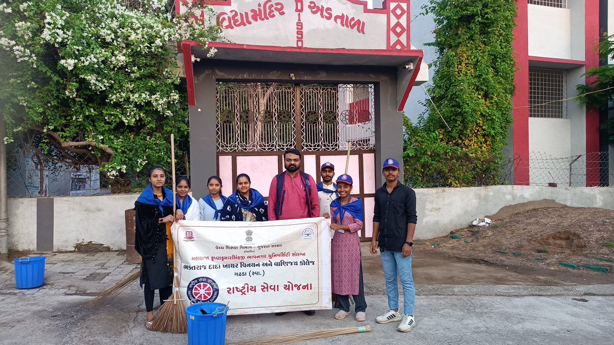 NSSBDKACCG's tweet photo. NSS department of Bhaktraj Dada Khachar College Gadhada organized SVACHCHHTA ABHIYAN AT Adopted village Adtala under SWACHCHHTA HI SEVA 
@_NSSIndia @YASMinistry @nssmkbu @nssgujarat https://t.co/24lQabty2Z