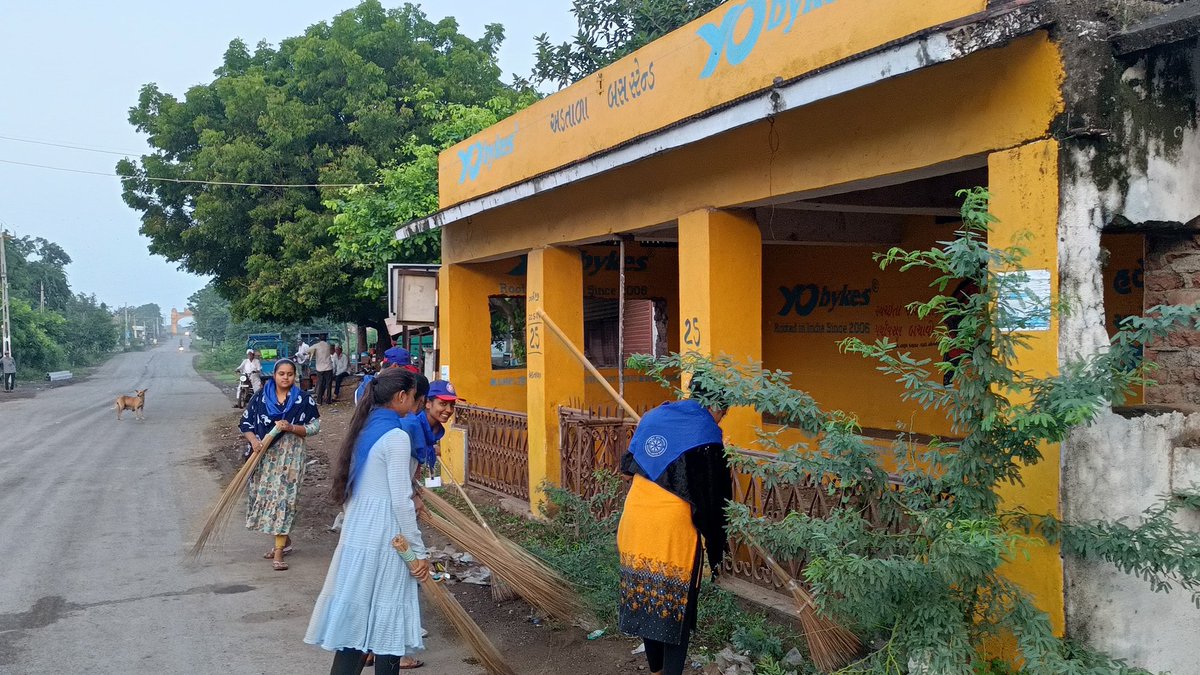 NSSBDKACCG's tweet photo. NSS department of Bhaktraj Dada Khachar College Gadhada organized SVACHCHHTA ABHIYAN AT Adopted village Adtala under SWACHCHHTA HI SEVA 
@_NSSIndia @YASMinistry @nssmkbu @nssgujarat https://t.co/24lQabty2Z