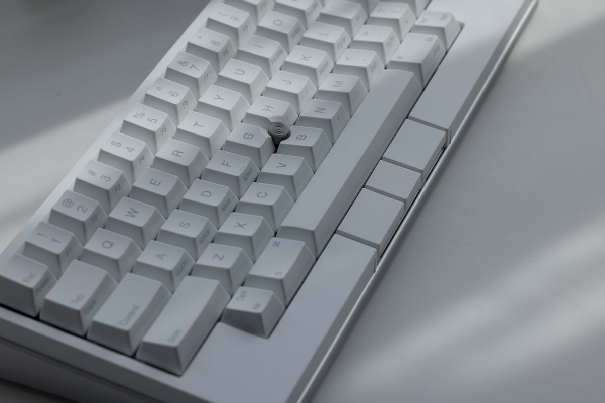 PFU_HHKB's tweet image. HHKB Studio新色「雪」発売開始しました。
筐体は真っ白な雪色をベースにホワイトシルバーのアクセントを施し、刻印印字色は真っ白なキートップにノイズにならない「クールグレー」を初採用しました。ナチュラルな色調が、クリエイティブな活動への没入感を高めます。
pfu.ricoh.com/news/2024/news…