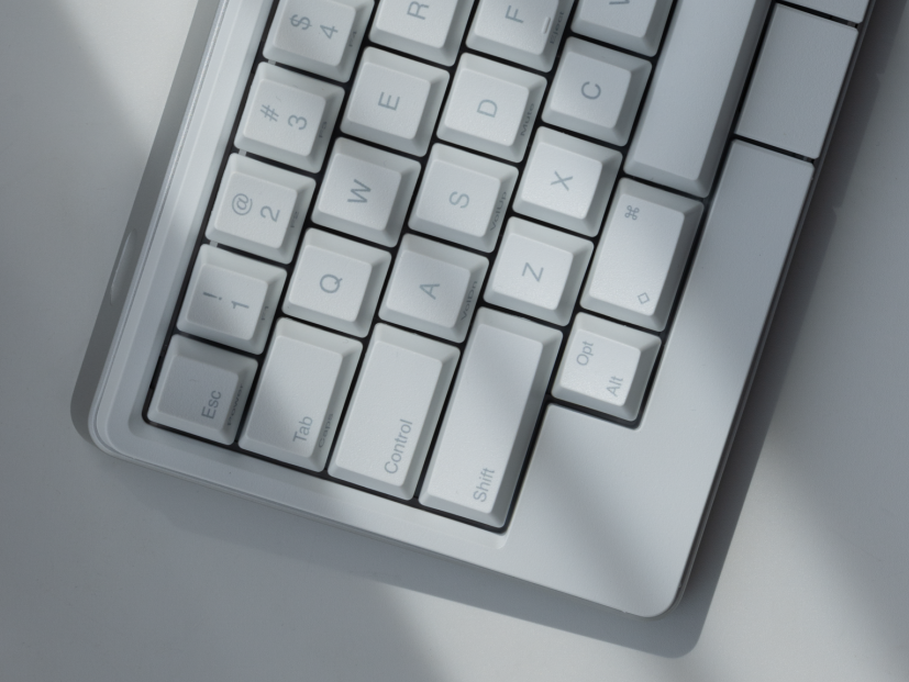 PFU_HHKB's tweet image. HHKB Studio新色「雪」発売開始しました。
筐体は真っ白な雪色をベースにホワイトシルバーのアクセントを施し、刻印印字色は真っ白なキートップにノイズにならない「クールグレー」を初採用しました。ナチュラルな色調が、クリエイティブな活動への没入感を高めます。
pfu.ricoh.com/news/2024/news…