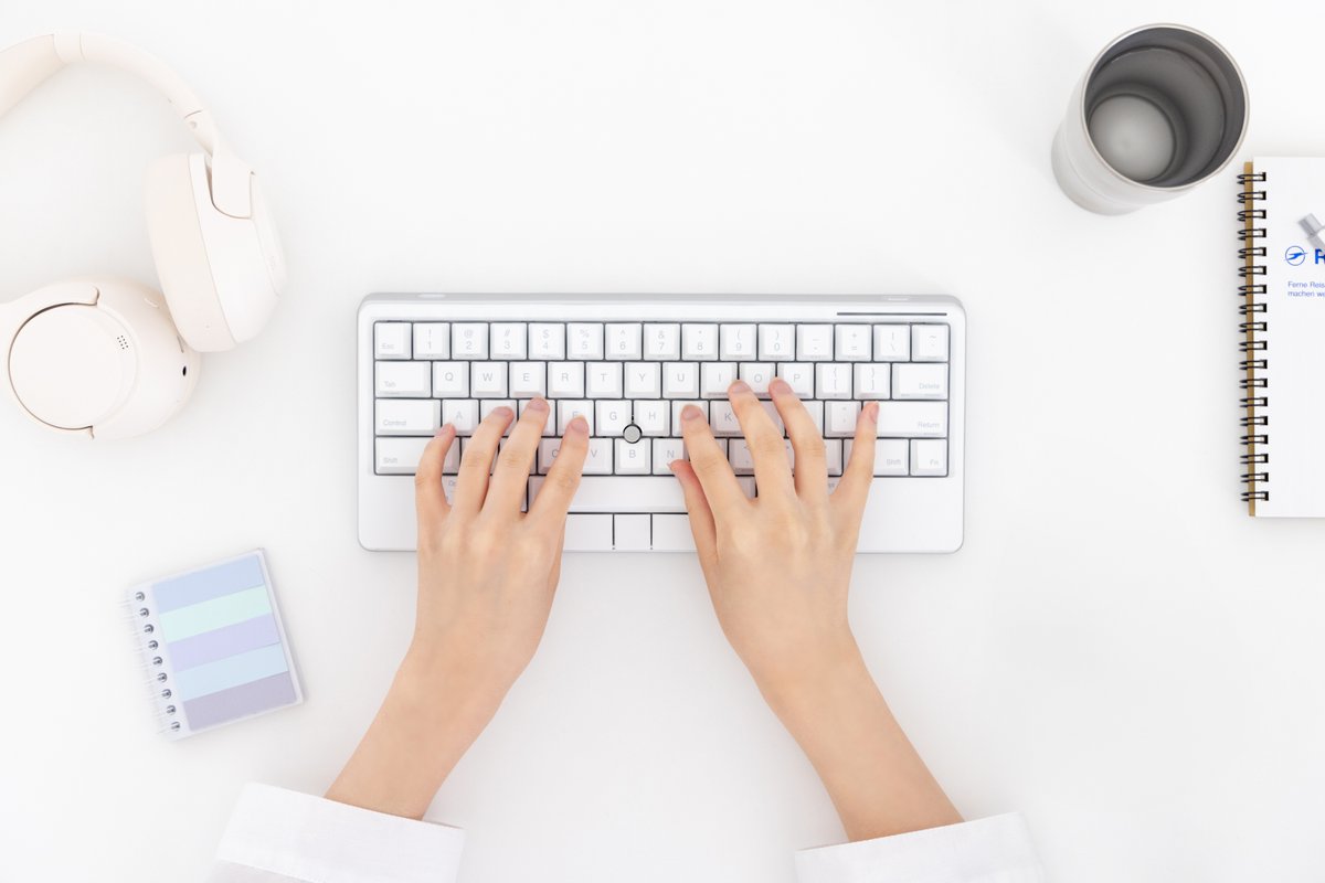 PFU_HHKB's tweet image. HHKB Studio新色「雪」発売開始しました。
筐体は真っ白な雪色をベースにホワイトシルバーのアクセントを施し、刻印印字色は真っ白なキートップにノイズにならない「クールグレー」を初採用しました。ナチュラルな色調が、クリエイティブな活動への没入感を高めます。
pfu.ricoh.com/news/2024/news…