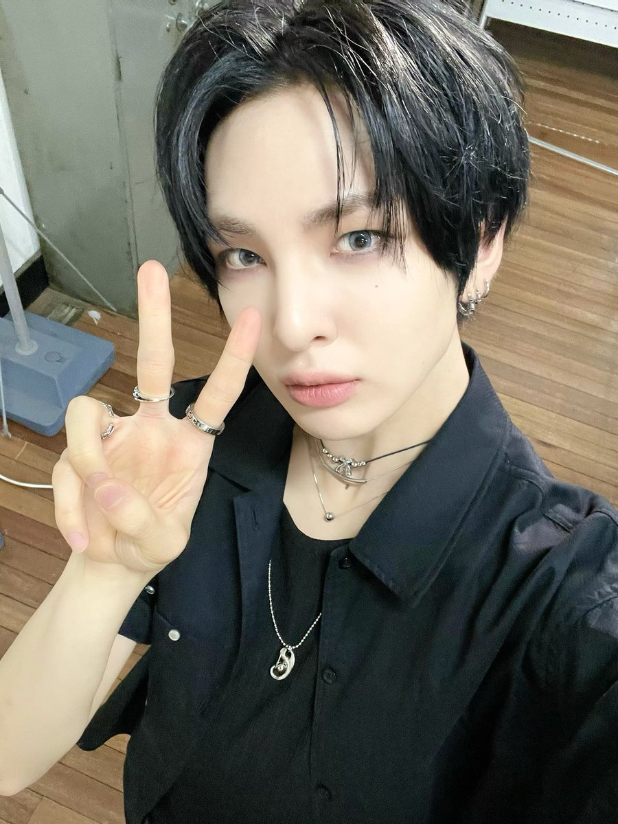 by_EPEX's tweet photo. 냥냥이가 되고싶다🐈‍⬛🐈‍⬛ 

#EPEX #이펙스 #MU #뮤 https://t.co/4b3D75C9l6