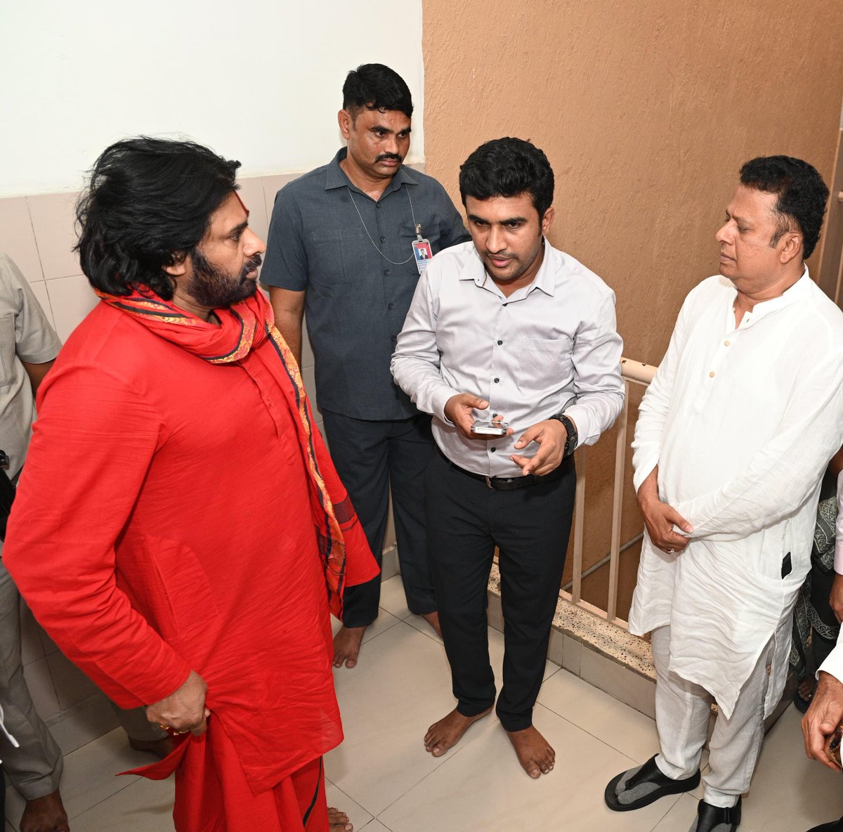 Dr.Pasupuleti Hari Prasad (@phariprasad777) on Twitter photo ప్రాయశ్చిత్త దీక్ష విరమించడానికి తిరుమల కి వెళుతున్నా ఉపముఖ్యమంత్రి శ్రీ K.పవన్ కళ్యాణ్ గారికి స్వాగతం పలికిన చిత్తూరు జిల్లా అధ్యక్షుడు శ్రీ డా పసుపులేటి హరి ప్రసాద్
<a href="/JanaSenaParty/">JanaSena Party</a> <a href="/PawanKalyan/">Pawan Kalyan</a> <a href="/PHariPrasad777/">Dr.Pasupuleti Hari Prasad</a> ప్రాయశ్చిత్త దీక్ష విరమించడానికి తిరుమల కి వెళుతున్నా ఉపముఖ్యమంత్రి శ్రీ K.పవన్ కళ్యాణ్ గారికి స్వాగతం పలికిన చిత్తూరు జిల్లా అధ్యక్షుడు శ్రీ డా పసుపులేటి హరి ప్రసాద్
<a href="/JanaSenaParty/">JanaSena Party</a> <a href="/PawanKalyan/">Pawan Kalyan</a> <a href="/PHariPrasad777/">Dr.Pasupuleti Hari Prasad</a>