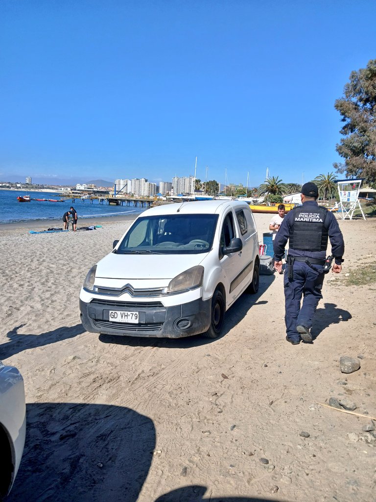 CAPUERTO COQUIMBO (@capuertocoq) on Twitter photo #POLICÍAMARÍTIMA infracciona a conductor de vehículo que ingresa a sector de playa en "Playa Chica" de La Herradura #Coquimbo. Recuerda que el ingreso de vehículos en la playas se encuentra prohíbido. Conductor es citado al Juzgado de Policía Local de Coquimbo. <a href="/DGTM_Chile/">DIRECTEMAR - Armada de Chile</a> #POLICÍAMARÍTIMA infracciona a conductor de vehículo que ingresa a sector de playa en "Playa Chica" de La Herradura #Coquimbo. Recuerda que el ingreso de vehículos en la playas se encuentra prohíbido. Conductor es citado al Juzgado de Policía Local de Coquimbo. <a href="/DGTM_Chile/">DIRECTEMAR - Armada de Chile</a>