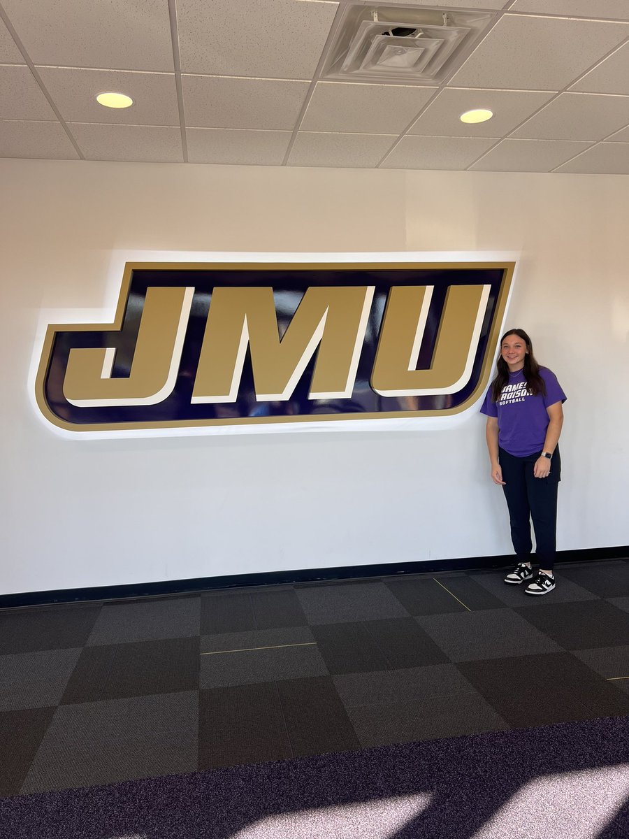 Julia Varhola tweet media