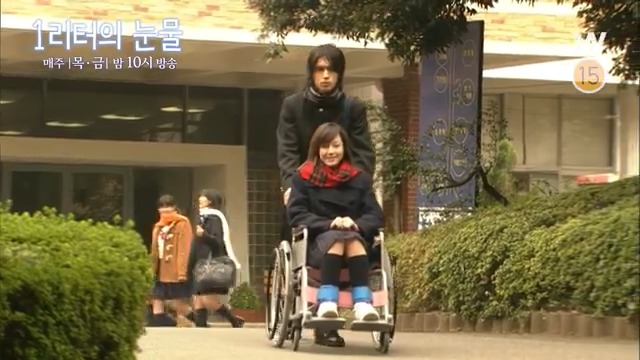 아야엄마는 아야때문에 진도가 늦어진다는 학생들의 불평으로 인해 양호학교로 전학시키라는 제안을 받게 되는데… 사와지리 에리카, 니시키도...
