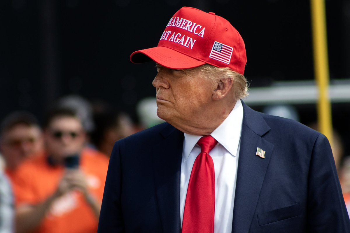 Samuel_W_Thomas's tweet photo. Former President Donald Trump visits local consignment shop Chez What and speaks to the press in Valdosta on Sep. 30, 2024. The South Georgia business was badly damaged by Hurricane Helene. Captured on assignment for @WCTV https://t.co/NEAc472SY1