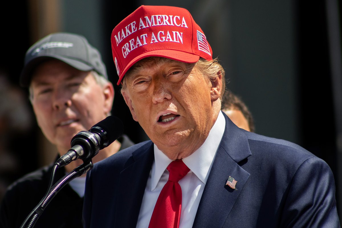 Samuel_W_Thomas's tweet photo. Former President Donald Trump visits local consignment shop Chez What and speaks to the press in Valdosta on Sep. 30, 2024. The South Georgia business was badly damaged by Hurricane Helene. Captured on assignment for @WCTV https://t.co/NEAc472SY1
