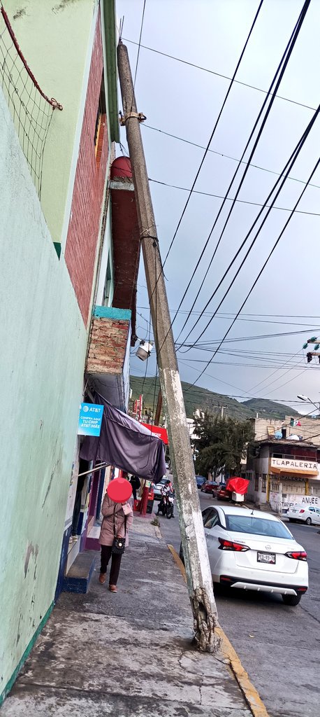 Elazeta's tweet photo. @CFEmx @CFE_Contigo Un rato chocó un poste de luz frente a mi casa, está endeble y recargado sobre la fachada y el tinaco. ¿Podrían retirarlo o cambiarlo? Agradecería que me indicaran el procedimiento a seguir. https://t.co/hSgwwbvuHV