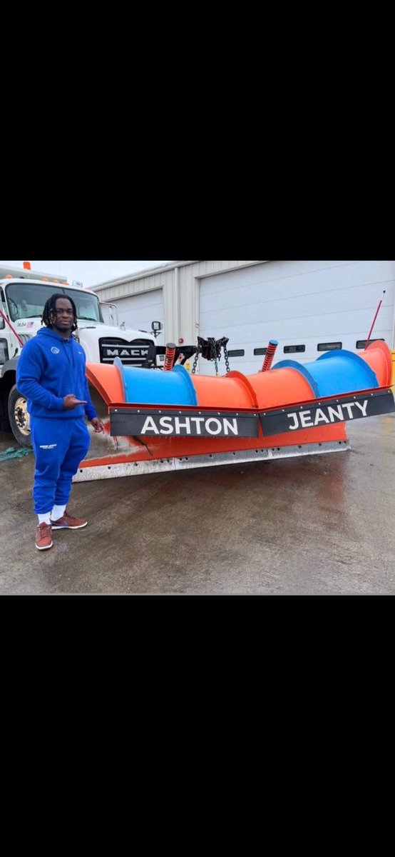 TNHillbillies's tweet photo. @dfwticket  @corbydavidson @AshtonJeanty2    Corby, you haven't scratched the surface while discussing Ashton Jeanty. Unbelievable athlete...Awesome young man! Boise is naming their snow plows after him! #beastmode #wafflestomping #heismanwinner #LoneStarLegend https://t.co/d2NPRoBt1o