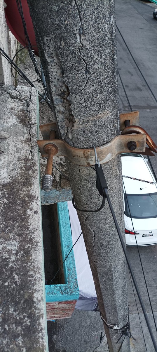 Elazeta's tweet photo. @CFEmx @CFE_Contigo Un rato chocó un poste de luz frente a mi casa, está endeble y recargado sobre la fachada y el tinaco. ¿Podrían retirarlo o cambiarlo? Agradecería que me indicaran el procedimiento a seguir. https://t.co/hSgwwbvuHV