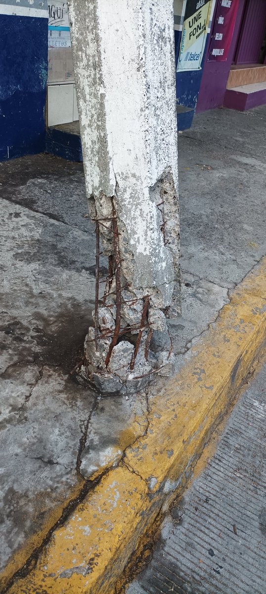 Elazeta's tweet photo. @CFEmx @CFE_Contigo Un rato chocó un poste de luz frente a mi casa, está endeble y recargado sobre la fachada y el tinaco. ¿Podrían retirarlo o cambiarlo? Agradecería que me indicaran el procedimiento a seguir. https://t.co/hSgwwbvuHV