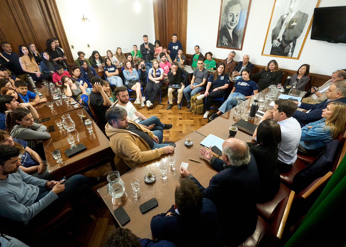 lacampora_univ's tweet photo. Mas de 30 representantes estudiantiles nos reunimos con el presidente de la comisión de Educación y Cultura del Senado de la Nación, Wado de Pedro, y el bloque de Unión por la Patria.

Nuestro futuro no se veta. Nos vemos en las calles. https://t.co/Ehb4hystnv