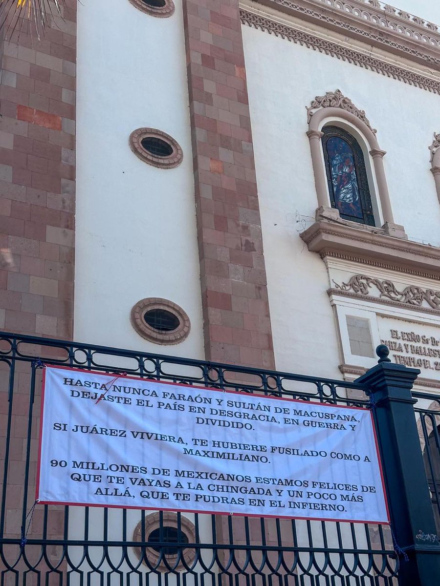 wOnispurples's tweet photo. Así amaneció está lona en la catedral de Culiacán, sinaloa. #AdiosAMLO #NarcoExPresidenteAMLO https://t.co/sXpjzUmsR9