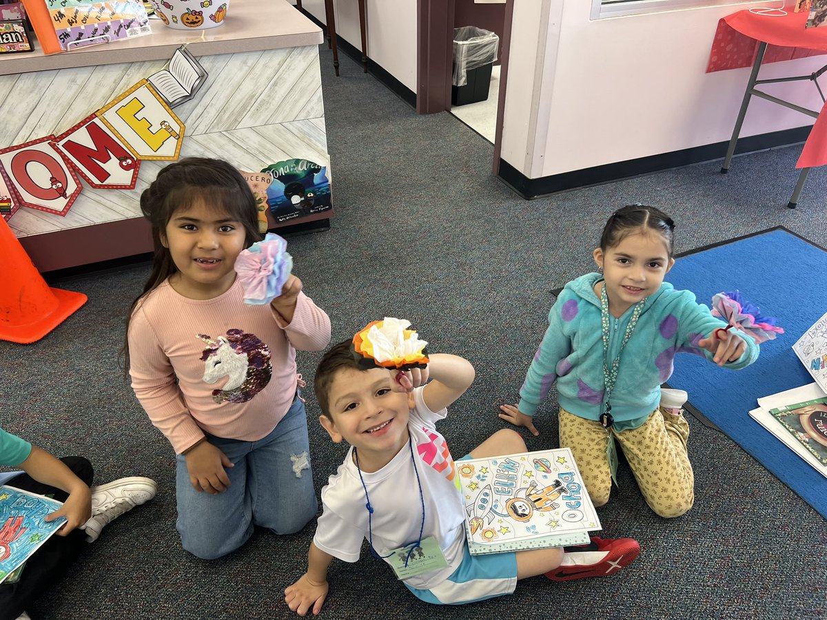 TigersLMCAldine's tweet image. Celebrating Hispanic Heritage Month with our Mexican Paper Flowers #CreationStation 🌸 🌺 💐 And Shout out to @Printshop_AISD I love my shirt!!! @aldinelibraries @Thompson_Aldine #AISDHHM24 #AldineImpact
