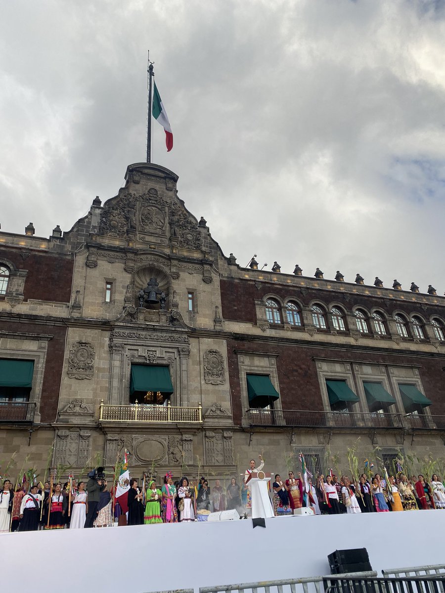 ¡Qué momento! 
 
Todas las mujeres estamos de fiesta. 
Nos acompaña la fuerza de la historia, de la lucha por la justicia, la igualdad y la búsqueda imparable del bienestar de todas nosotras y del Pueblo. 

Hoy hacemos historia, de nuevo. Y ahora con la promesa de profundizar la