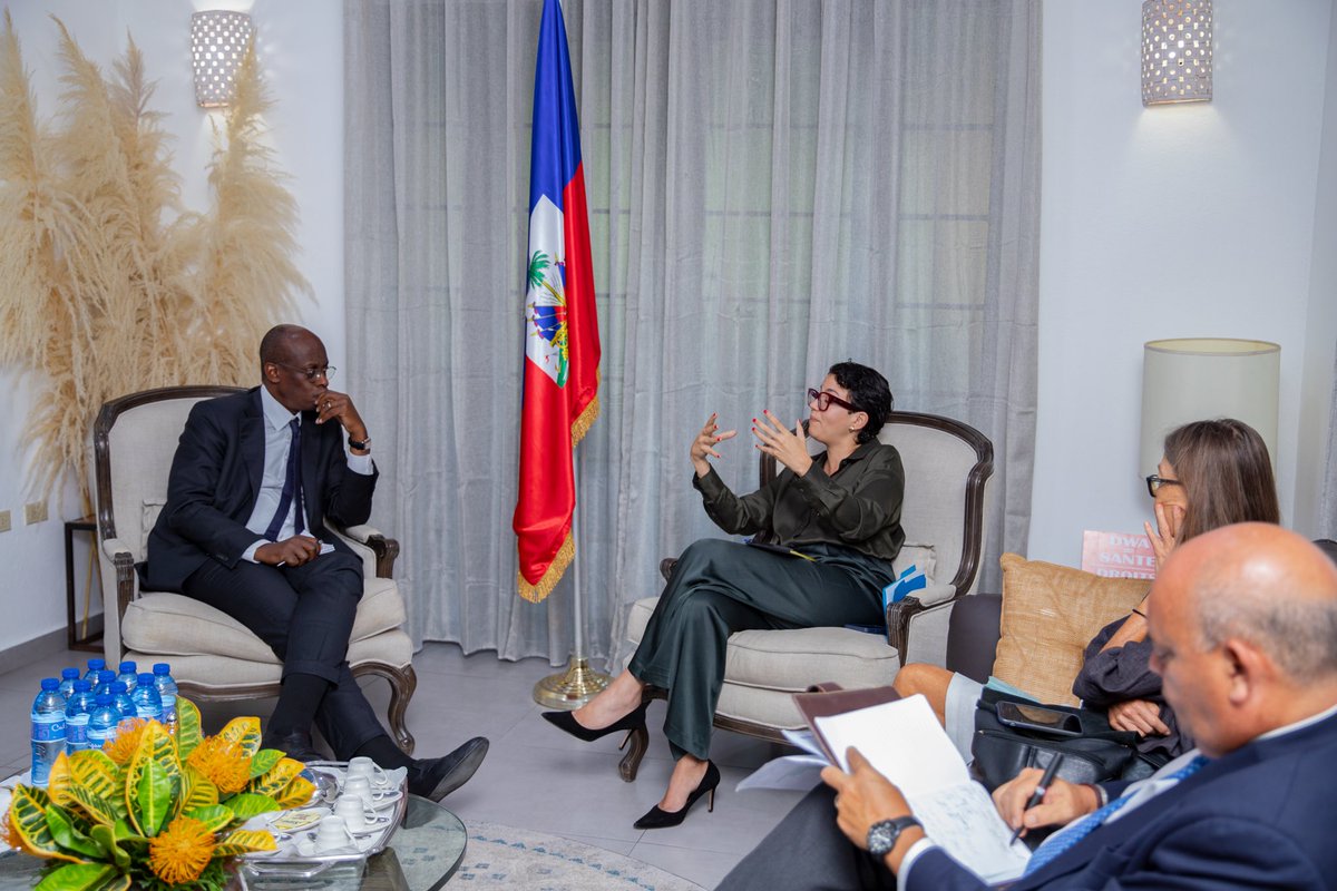 DominiqueAyiti's tweet photo. Jodi a, mwen te resevwa yon delegasyon ki sòti nan Wo Komisarya pou Refijye (UNHCR), ki te dirije pa M. @RaoufMazou, Asistan Wo Komisè. Li te ak Madam Shoko Shimozawa, Jose Xavier Samaniego, ak Ulrika Richardson. Echanj pwodiktif nou yo te abòde sitiyasyon moun ki deplase entèn yo ak kesyon sekirite migran yo, espesyalman sou soutyen nan kad Pwogram aksè ak dokiman idantite pou resòtisan Ayisyen yo nan Repiblik Dominikèn.

@Refugees @MAE_Haiti