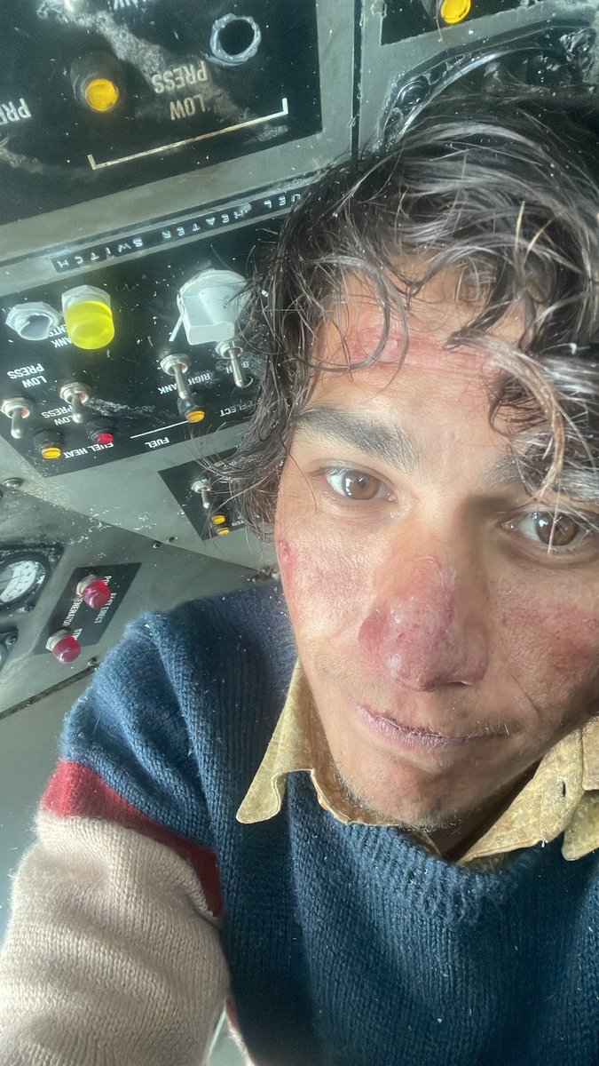Me volvió este recuerdo de selfie de cabina post “avalancha” y dije bueno, lo dejo por acá antes de que se desaparezca. 
A lo mejor desaparece acá también.