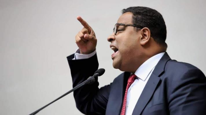 EXTRA #ULTIMAHORA Acaban de detener al Alcalde de Maracaibo <a href="/RafaelRamirezC/">Rafael Ramírez Colina</a> se lo llevó el SEBIN hace una hora de Villacarmen igual al de seguridad ciudadana Barroso y posiblemente a Betty Ramos