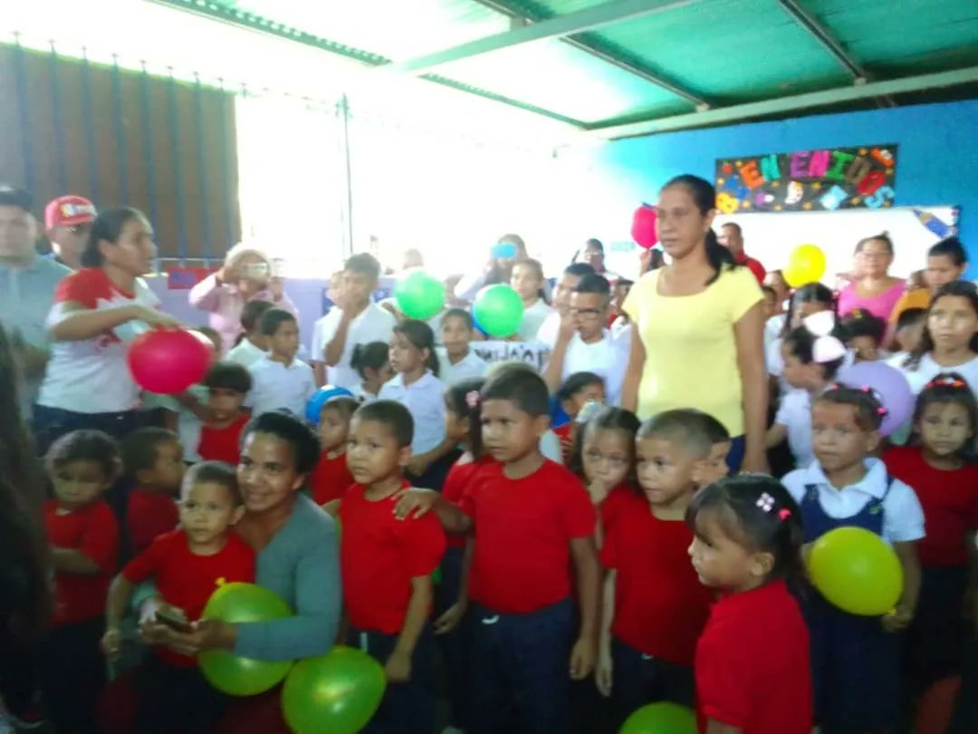 Desde la Unidad Educativa "Teresa de la Parra Sanoja" ubicada en la comunidad de Santa Lucía del municipio Andrés Eloy Blanco se dio inicio con gran entusiasmo y alegría por parte de los estudiantes al nuevo año escolar 2024-2025.