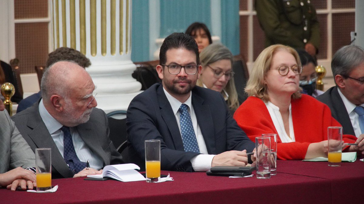 Emb. en Bolivia tweet media