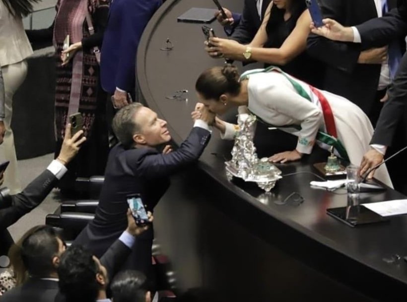 Eryacuna's tweet photo. El beso que la presidenta @Claudiashein dio en la mano a @VelascoM_, fue tomado como una ofensa muy grave para el pueblo de Chiapas, y eso quedó más que claro en las Redes Sociales, donde las muestras de repudio se hicieron notar. No, Dra, con eso, ni de broma. https://t.co/YYCLEGn5cy