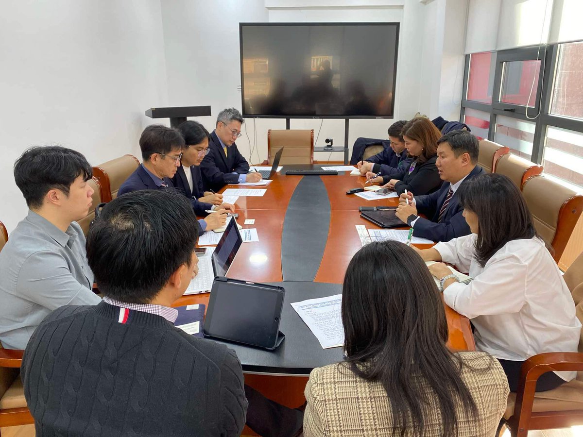 БНСУ-ын буцалтгүй тусламжаар Налайхын уурхайн орхигдсон талбайг нөхөн сэргээж, цэцэрлэгт хүрээлэн, ухаалаг хүлэмжийн аж ахуй байгуулах ажил эхэллээ. Өмнө бид Амгалан дулааны станцын хаягдал үнсийг дүүргэгч болгон уг уурхайн нөхөн сэргээлтийг жишиг байдлаар хийж байсны үргэлжлэл.