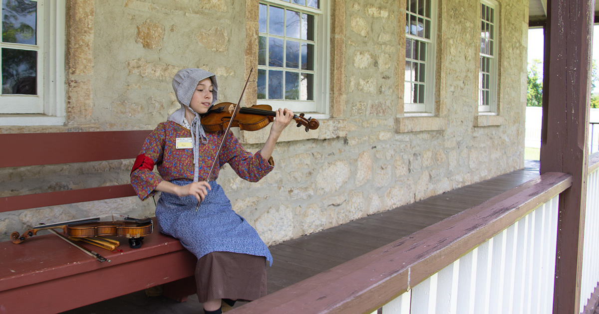 ParcsCanadaMB's tweet photo. Lorsque vous vous promenez sur les terrains de Lower Fort Garry, vous entendez parfois de douces mélodies provenant du porche de la grande maison. #JournéeInternationaleDeLaMusique https://t.co/4UQ4s4clLq