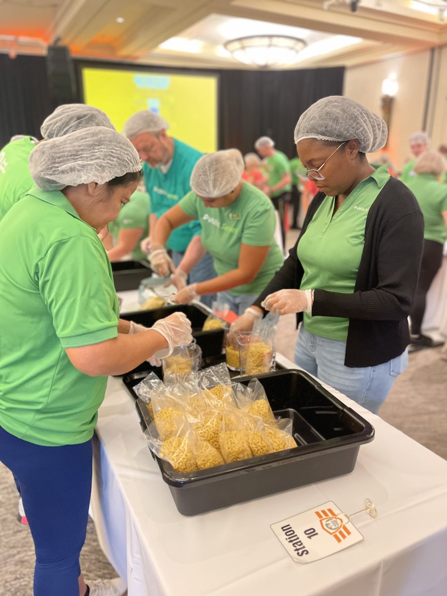 unitedwaypbc's tweet photo. Thank you to the Hunger Heroes who generously volunteered their time and energy to scoop, pour, and pack pasta meals as part of the inaugural Day of 200,000 Meals with @FoodBankPBC and @KravisCenter. This monumental event surpassed its goal with 240,000 meals packed in one day! https://t.co/Xnws2nq5TS