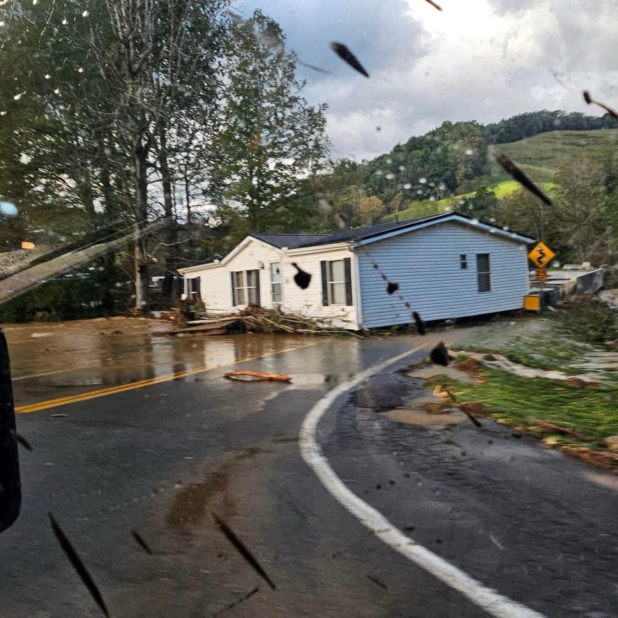 MoCoFireWire's tweet photo. With a vast majority of roads in North Carolina impassible by vehicle. How do you travel or transport goods? Mountain Mule Packer Ranch has a solution. This dedicated team and their trusty mules are the answers to lots of peoples prayers. They are delivering food, water, medicine, and other essential goods to families that have no where to go and no means of travel. 

We continue to pray for everyone that is being affected by this disaster and those who are volunteering their lives to help those in need ♥️