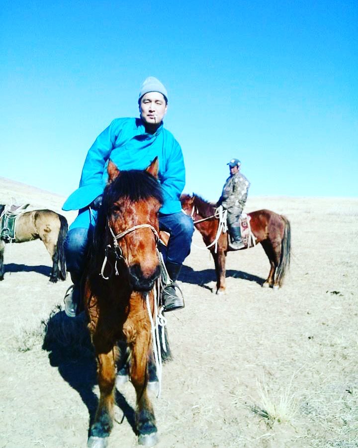 Монголдоо очхоороо хөдөө гарч хэдэн хонь үхэр аваад сайхан нам гүмхэн амьдарнаа