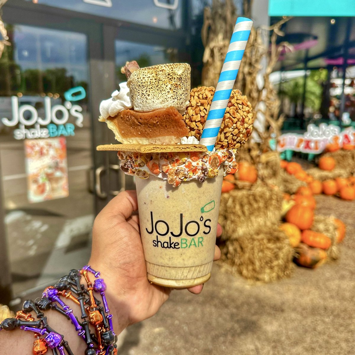 TuckBeck's tweet photo. Fall into October with @jojosshakebar Pumpkin Patch Shake! Itโs absolutely so delicious in every type of way. Happy 1st Day of October! ๐๐๐
.
#OrlandoFlorida #JojosPumpkinPatch
#Milkshake #JoJosShakeBarOrlando
#ThePointe #PumpkinPatchShake
#PointeOrlando #JoJosShakeBar ๐งก https://t.co/CoYmJ3Wkfj