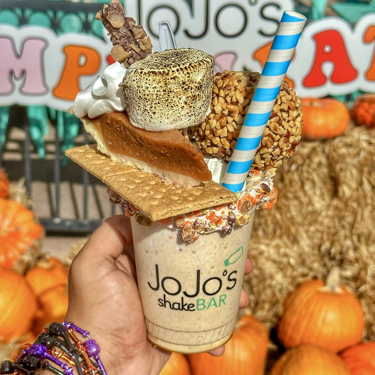 TuckBeck's tweet photo. Fall into October with @jojosshakebar Pumpkin Patch Shake! Itโs absolutely so delicious in every type of way. Happy 1st Day of October! ๐๐๐
.
#OrlandoFlorida #JojosPumpkinPatch
#Milkshake #JoJosShakeBarOrlando
#ThePointe #PumpkinPatchShake
#PointeOrlando #JoJosShakeBar ๐งก https://t.co/CoYmJ3Wkfj
