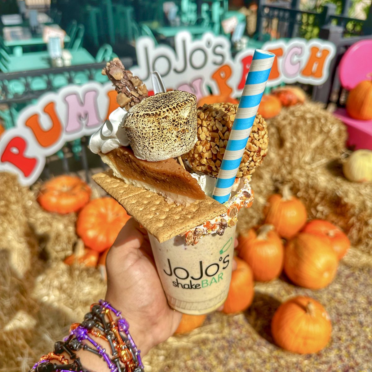 TuckBeck's tweet photo. Fall into October with @jojosshakebar Pumpkin Patch Shake! Itโs absolutely so delicious in every type of way. Happy 1st Day of October! ๐๐๐
.
#OrlandoFlorida #JojosPumpkinPatch
#Milkshake #JoJosShakeBarOrlando
#ThePointe #PumpkinPatchShake
#PointeOrlando #JoJosShakeBar ๐งก https://t.co/CoYmJ3Wkfj