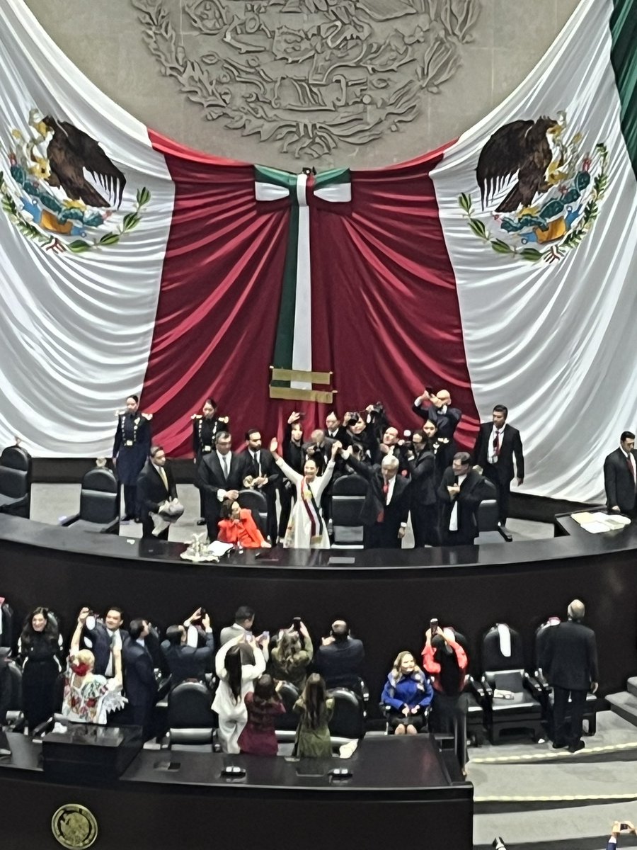 “Es tiempo de mujeres”. Encantado de representar a Bélgica en la toma de posesión de la Primera Presidenta de México <a href="/Claudiashein/">Claudia Sheinbaum Pardo</a>. Muchas felicidades! Bélgica está al lado de México para fortalecer aún más nuestros lazos durante su sexenio.🇲🇽🇧🇪