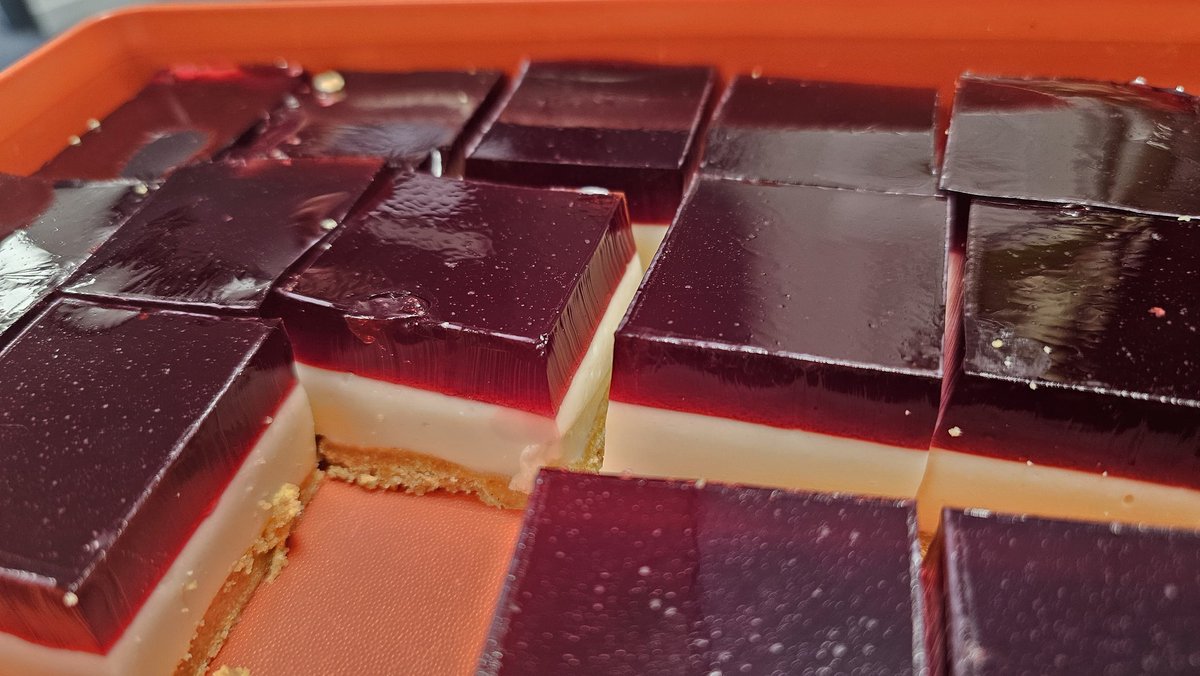 murrigellas's tweet photo. Jelly Slice the return. This is a "sugar free" version made with sugar free Port Wine Jelly, light condensed milk, and sugar free Digestive biscuits. Isn't it beautiful! Made "Magic Fingers", not a #Murrigella ♥️ https://t.co/UHQLn2GICP