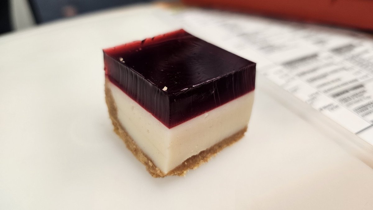 murrigellas's tweet photo. Jelly Slice the return. This is a "sugar free" version made with sugar free Port Wine Jelly, light condensed milk, and sugar free Digestive biscuits. Isn't it beautiful! Made "Magic Fingers", not a #Murrigella ♥️ https://t.co/UHQLn2GICP