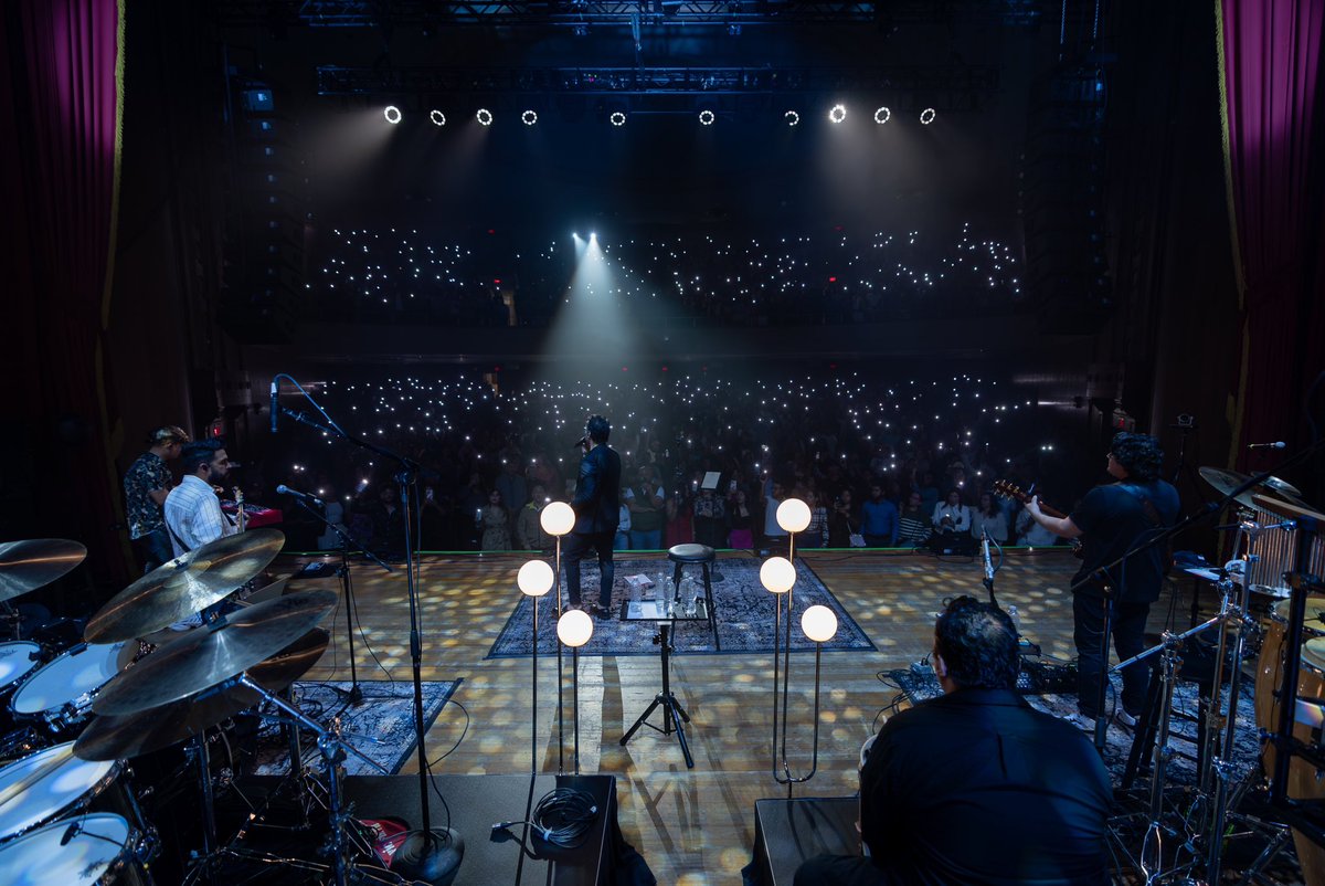 jaroficial's tweet photo. Gracias Boston por cantar a todo volumen la noche del domingo pasado, disfruté mucho el concierto. 
Nos vemos este sábado 5 de octubre en Atlanta, aún quedan pocos boletos disponibles en  https://t.co/WmfKnJBKG5 

📷: @camifilms 

#terrenaltour #jesusadrianromero #jardetour https://t.co/6UM1UUCyqo