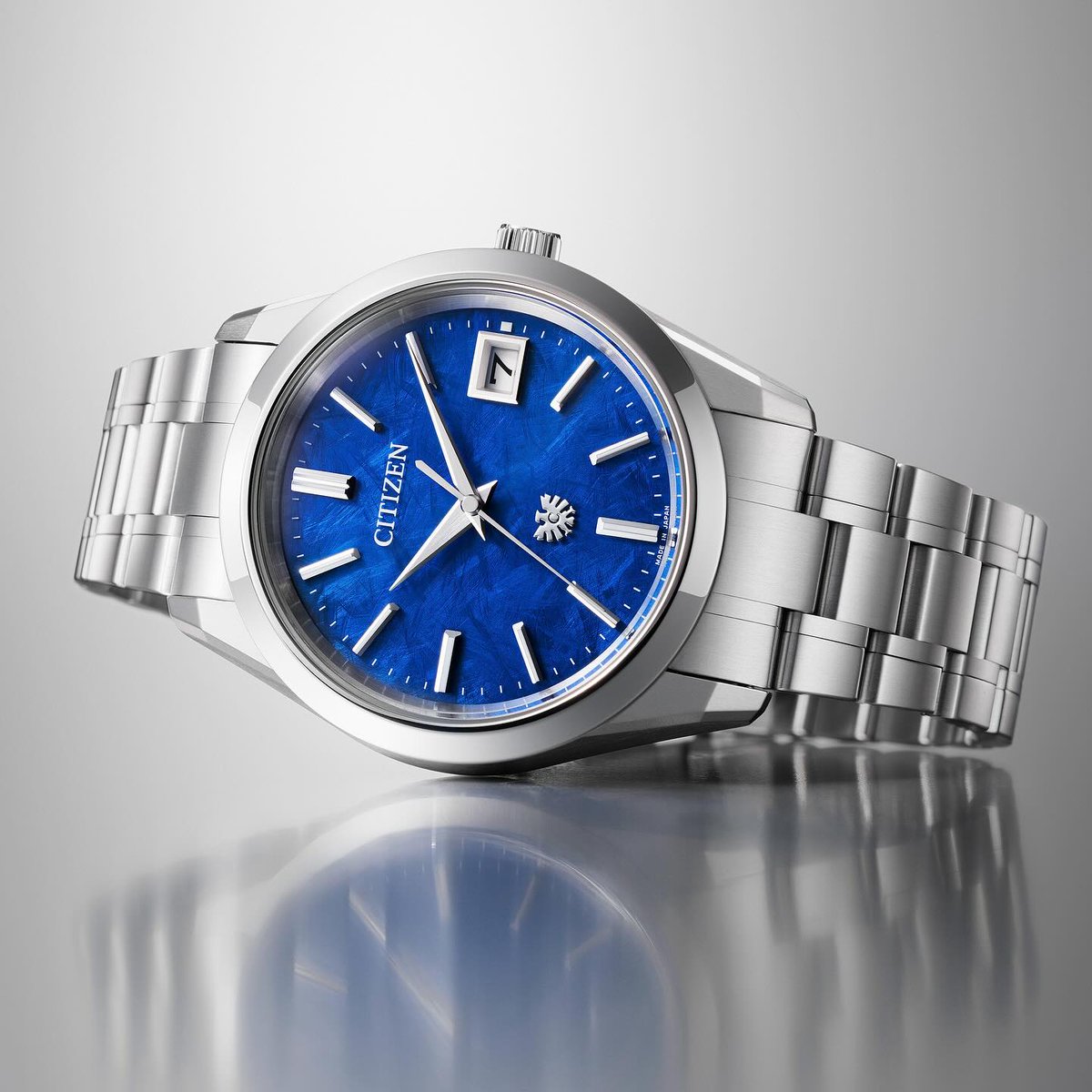 WatchesCitizen's tweet photo. Introducing "The CITIZEN" Limited Edition Bright Blue Letterboard Model! Crafted from Super Titanium™ for lasting shine and scratch resistance. Only 250 pieces worldwide! #CITIZEN #limitededition #supertitanium #watchlovers https://t.co/rL9lNiHaTw