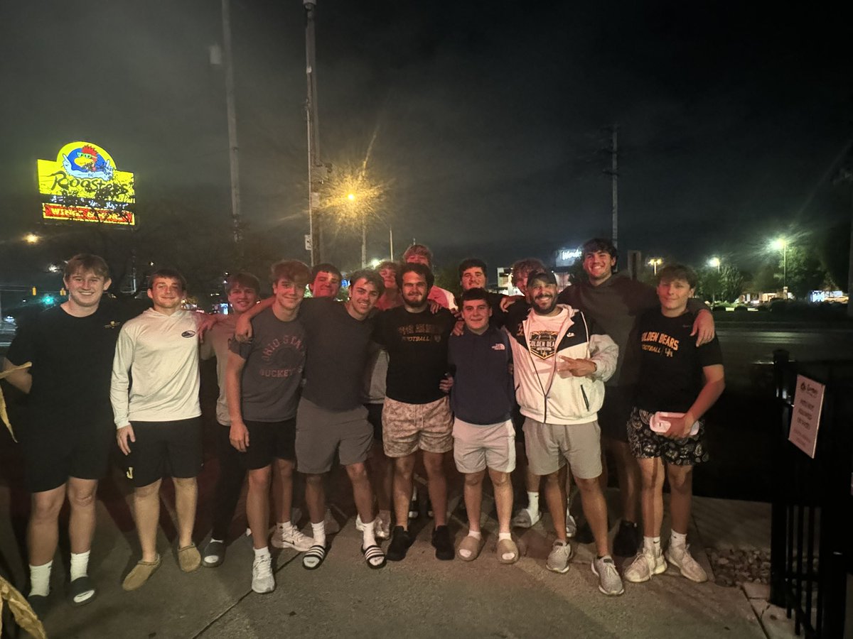 CoachV_Football's tweet photo. Me and all my football sons. #DLineWingNight #ATraditionLikeNoOther 🫡🤙🏽🏈 https://t.co/OISzhPJRJM