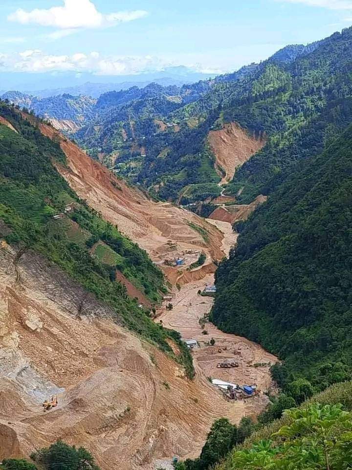 रोशी विनाशको मूल कारण !यसरी ललितपुर र मुलुकका अन्य भागमा पार्टी नजिक ठेकेदार जसको सम्रक्छन पार्टीहरूको नेतृत्व तह र कर्मचारीहरूले गर्छ-यो स्वरूप बनाए !मिलेमतोमा छ,रोकिनु पर्दछ !मानवीय र भौतिक क्षतिपूर्ति पार्टीहरूले र ठेकेदारले व्यहोर्नु पर्दछ !
#मुलुक
फोटो : टुटुल्के
