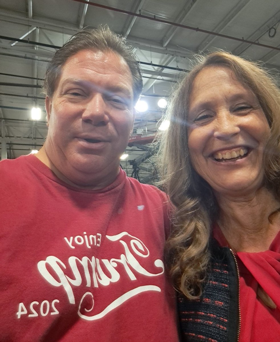 Rolfus_Adolphus's tweet photo. Trump rally in Waunakee Wisconsin today with Governor Tommy Thompson, Governor Scott Walker, and RNC Committee Woman Pam Travis!!!! https://t.co/BF0p4m2acZ
