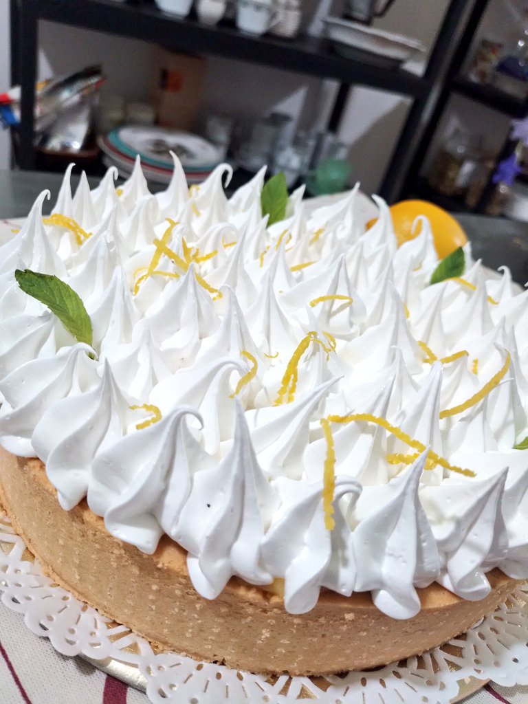 Silnari's tweet photo. Querés  hacer el Lemon Pie de #BakeOffFamosos ?

Tenés mil recetas para hacer, esta tiene base de sablée de almendras, lemon curd y merengue italiano.

Receta⬇️ si me das RT! https://t.co/AbhHTEb1xg