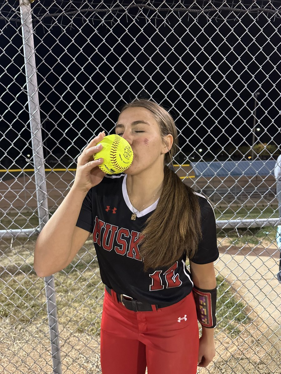 11-1 W over Seward! 

Zoe with the no-no🙅🏼‍♀️
Adi runs fast🫡
Londyn came back to life ✨
Adri hit the ball to outer space👽