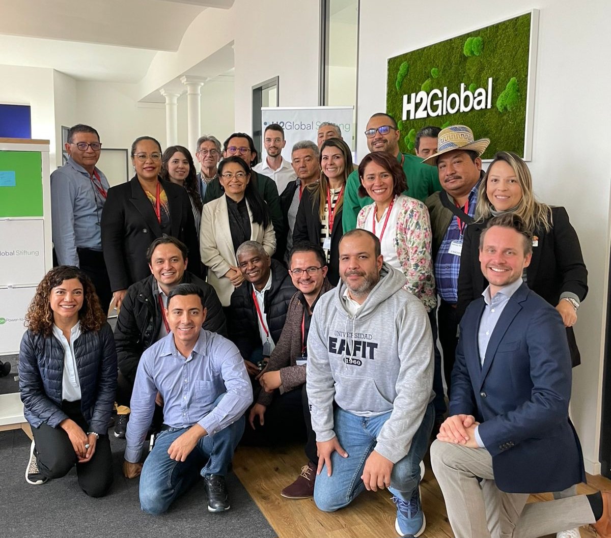 EmbAlemaniaCOL's tweet photo. #H2Diplo concluyó viaje de estudios sobre Hidrógeno Verde y Descarbonización con representantes gubernamentales y académicos de 🇨🇴 en Berlín y Hamburgo 🇩🇪. Conocieron proyectos, tecnologías y políticas de H2 y dialogaron sobre potenciales de cooperación. 🇨🇴🤝🇩🇪 https://t.co/jE0FsKS85D