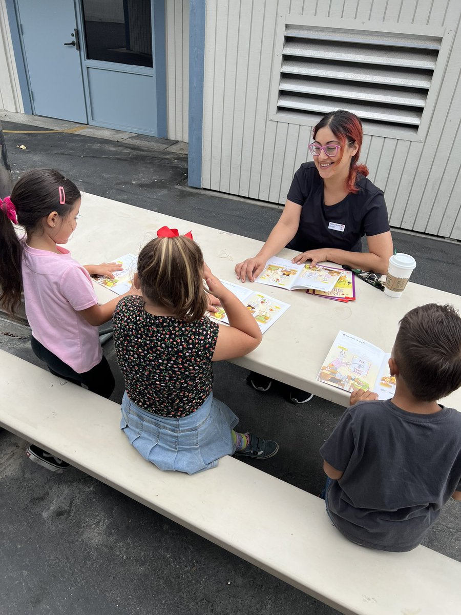 PrincipalDrKim's tweet photo. We appreciate our Costco Reading Buddies. Thank you, Shannon Davis, for making this partnership possible! @BergesonES https://t.co/4YCpswou2L