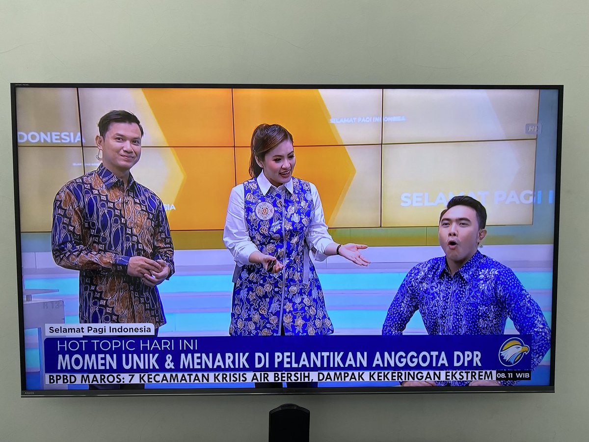 Senang lihat presenter TV saat ini promosikan batik. Awalnya dari <a href="/CNNIndonesia/">CNN Indonesia</a> lalu <a href="/Metro_TV/">METRO TV</a> . Semoga TV-TV lain jg lakukan yg sama, ganti baju presenter dgn batik.

#batik 
#bajubatik 
#tvOne 
#kompastv 
#metrotv