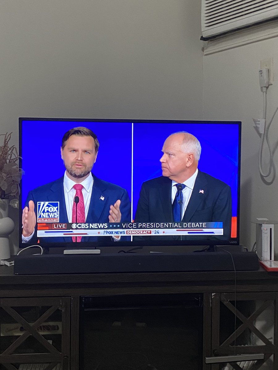 BigPuddyCatMeow's tweet photo. Tim Walz looks at JD Vance the way I look at the tall blonde at the bar after she calls me creepy #VPDebate #eatthedogs #SpringfieldOhio https://t.co/VsBLl84MGo